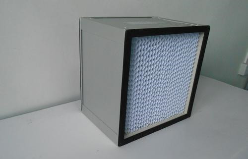 新款ULPA高效過濾器的濾芯用超細(xì)玻璃纖維濾料經(jīng)打膠折疊而成，外框可選用夾層木板、鍍鋅銅板、不銹鋼板及鋁合金板，通過聚氨酯膠緊密粘接，具有質(zhì)量輕、透氣量大，集塵率高達(dá)99.95-99.999%，且耐堿，耐高溫。ULPA過濾器用于電子廠、半導(dǎo)體、精密機(jī)械、制藥、醫(yī)院、食品等行業(yè)中對(duì)潔凈度要求交高的民用或工業(yè)潔凈廠所的末端過濾，下面由北方濾器為大家講解新款ULPA(超高效)過濾器的特點(diǎn)及參數(shù)